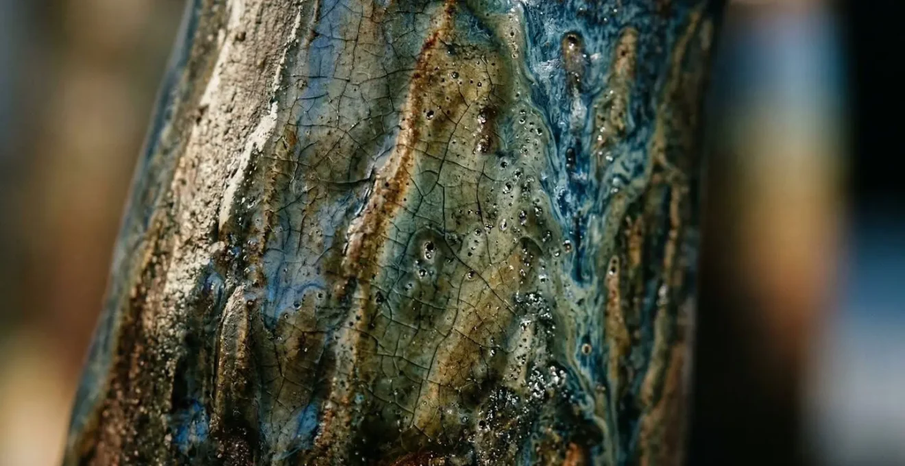 Détail macro d'une céramique française montrant la texture du grès émaillé avec ses variations naturelles