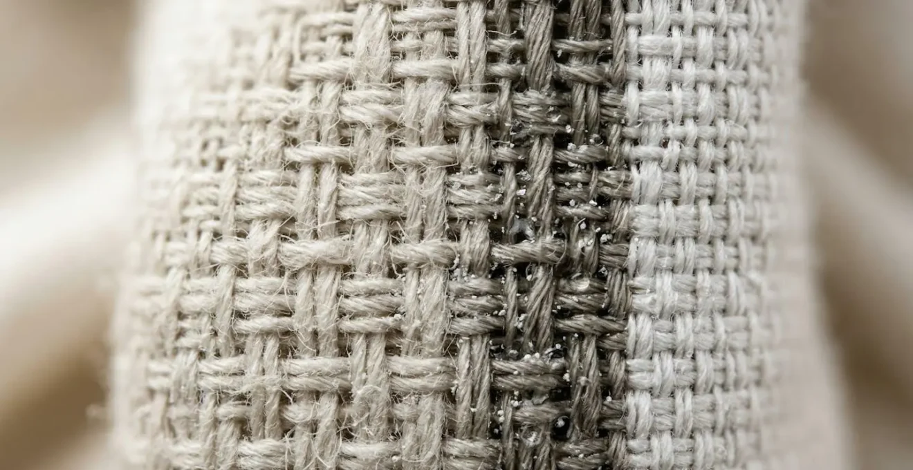 Texture macro de fibres de percale de coton montrant la structure du tissage serré